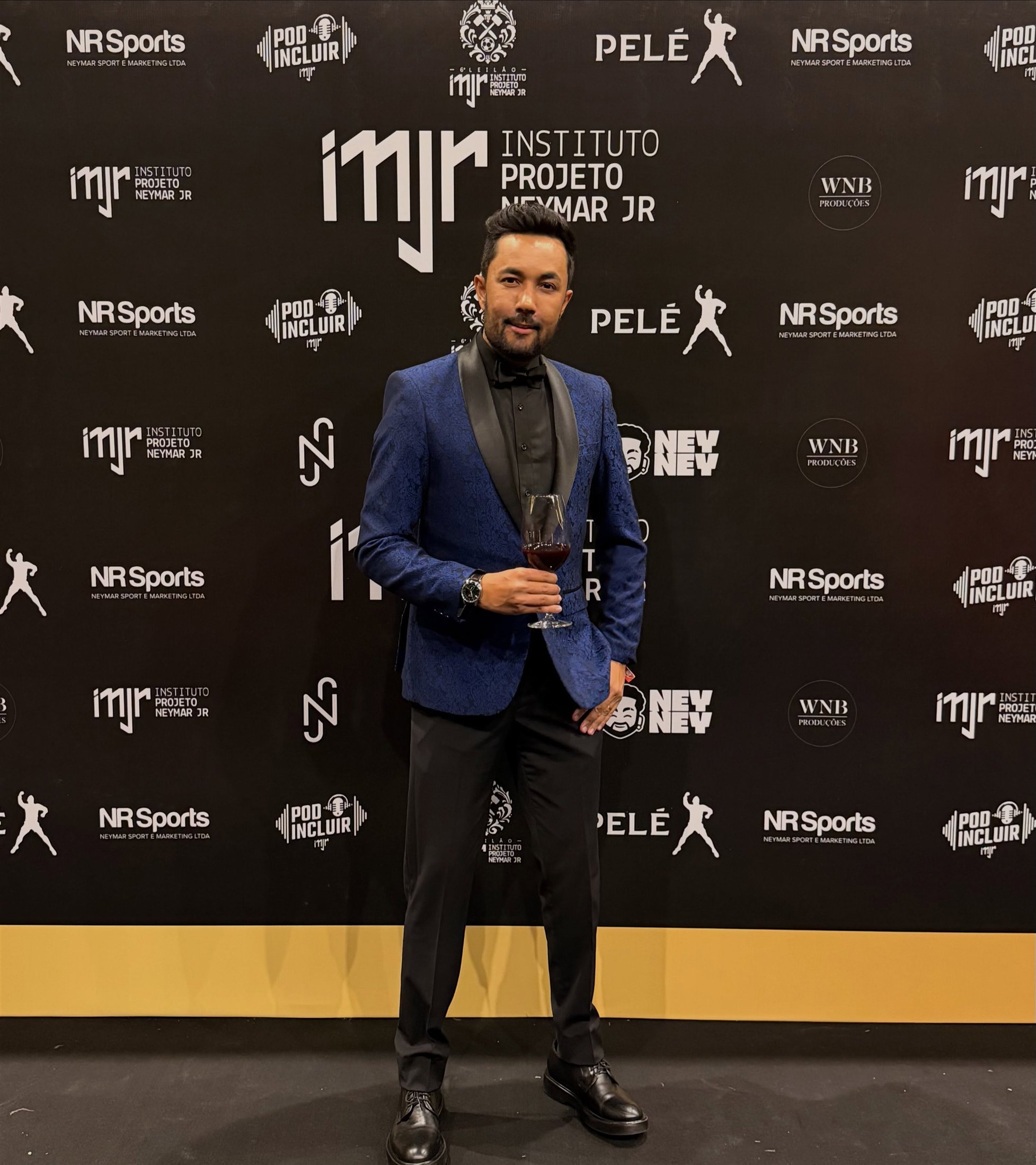 Homem usando traje azul La Beca em noite de gala