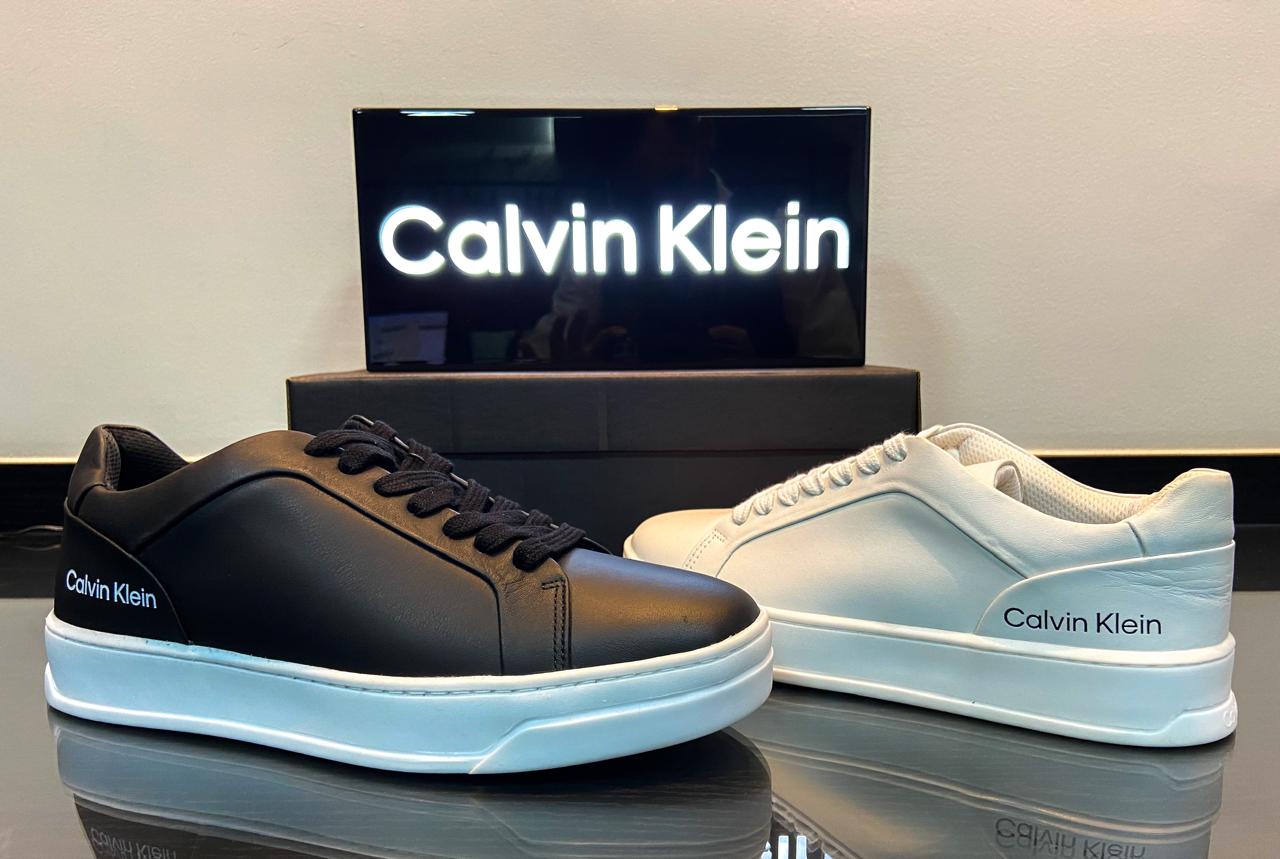 Tênis Calvin Klein preto e branco em exposição