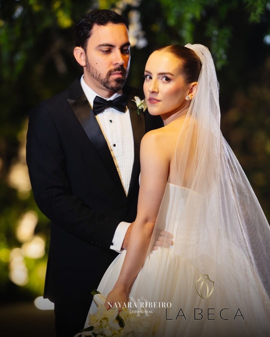 Casal usando traje de gala