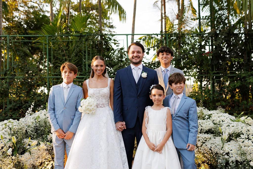 Família em celebração com crianças usando trajes sociais