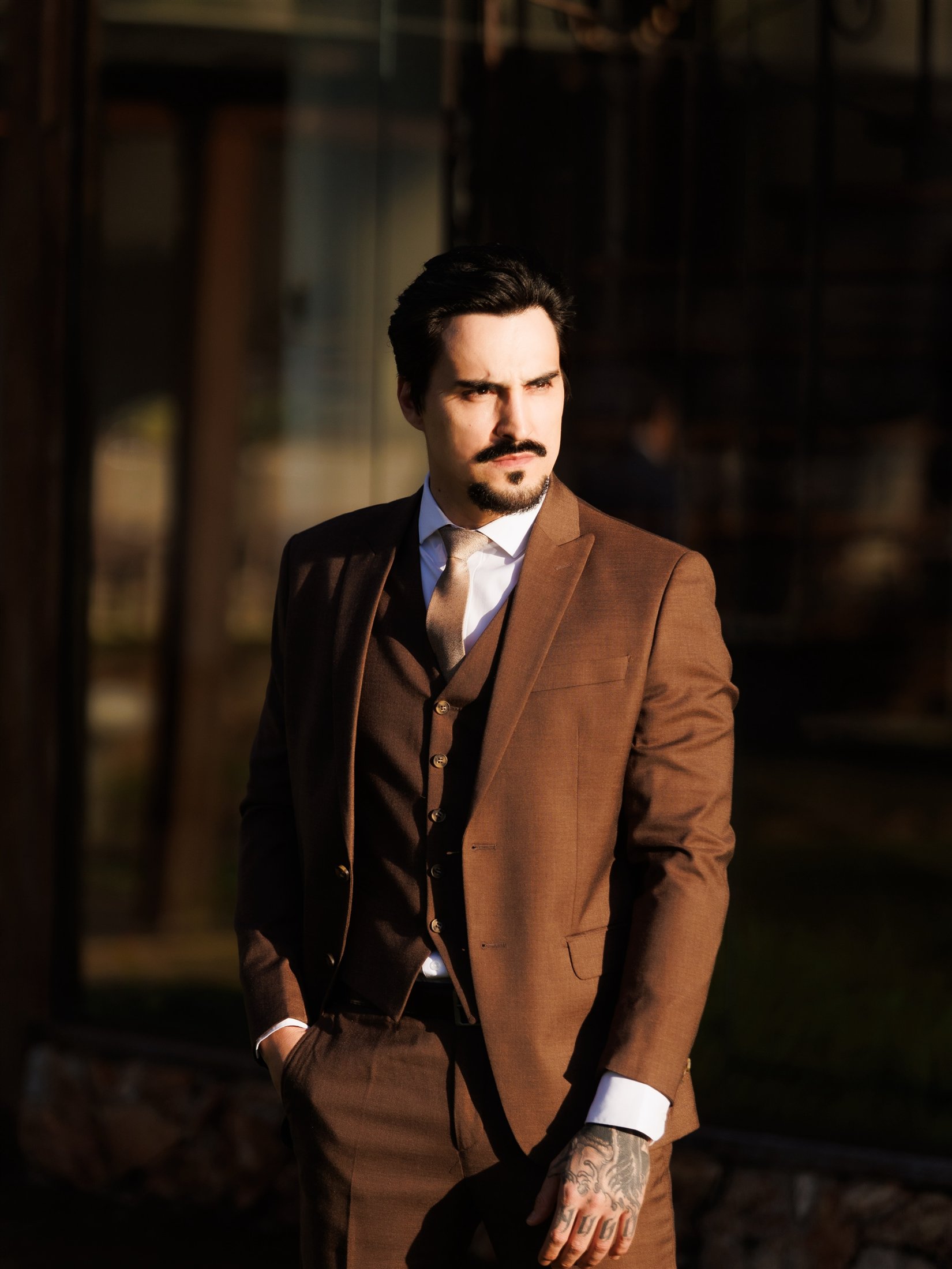 Homem com traje social marrom