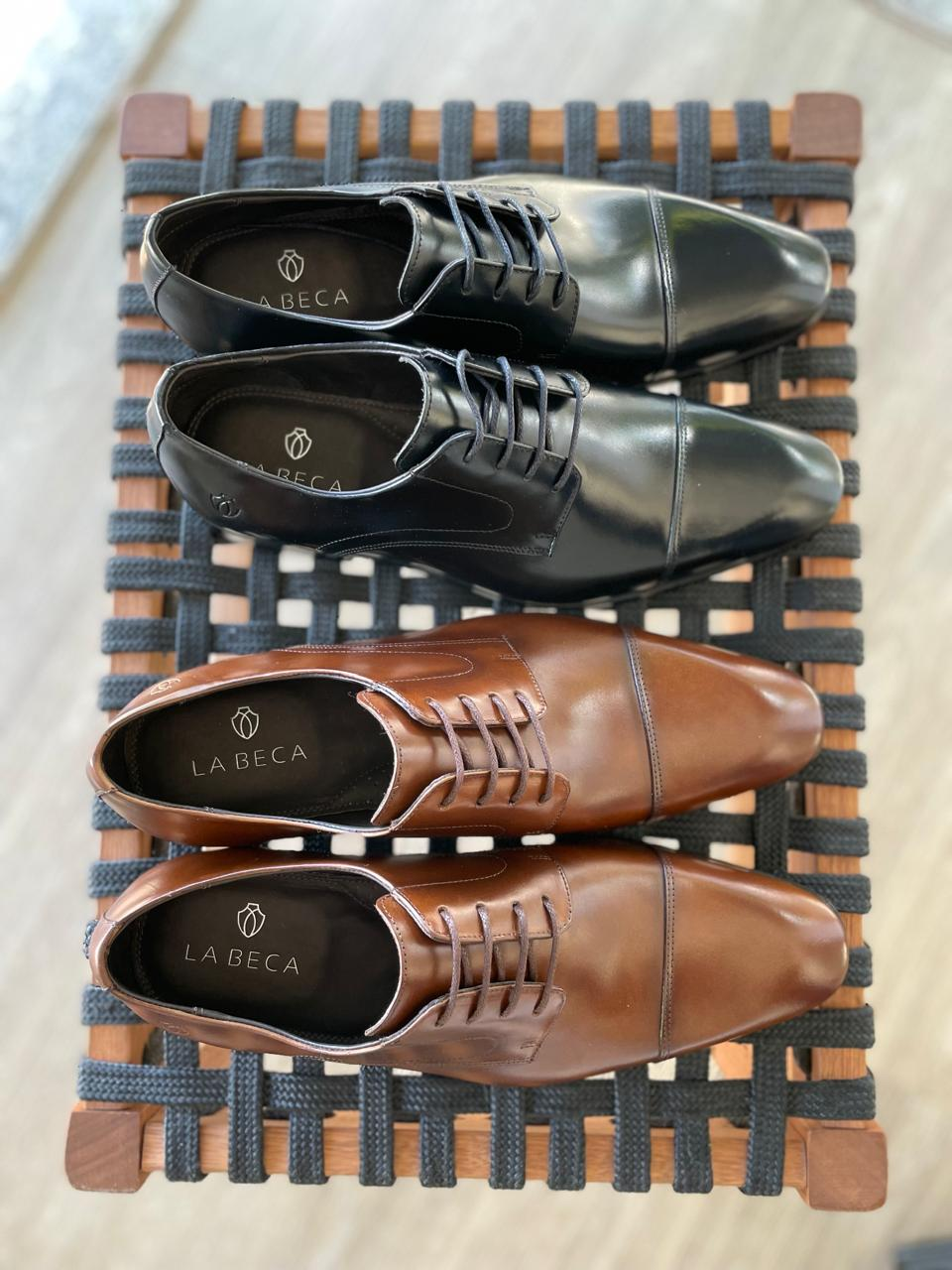 Sapatos sociais pretos e marrons La Beca em exposição