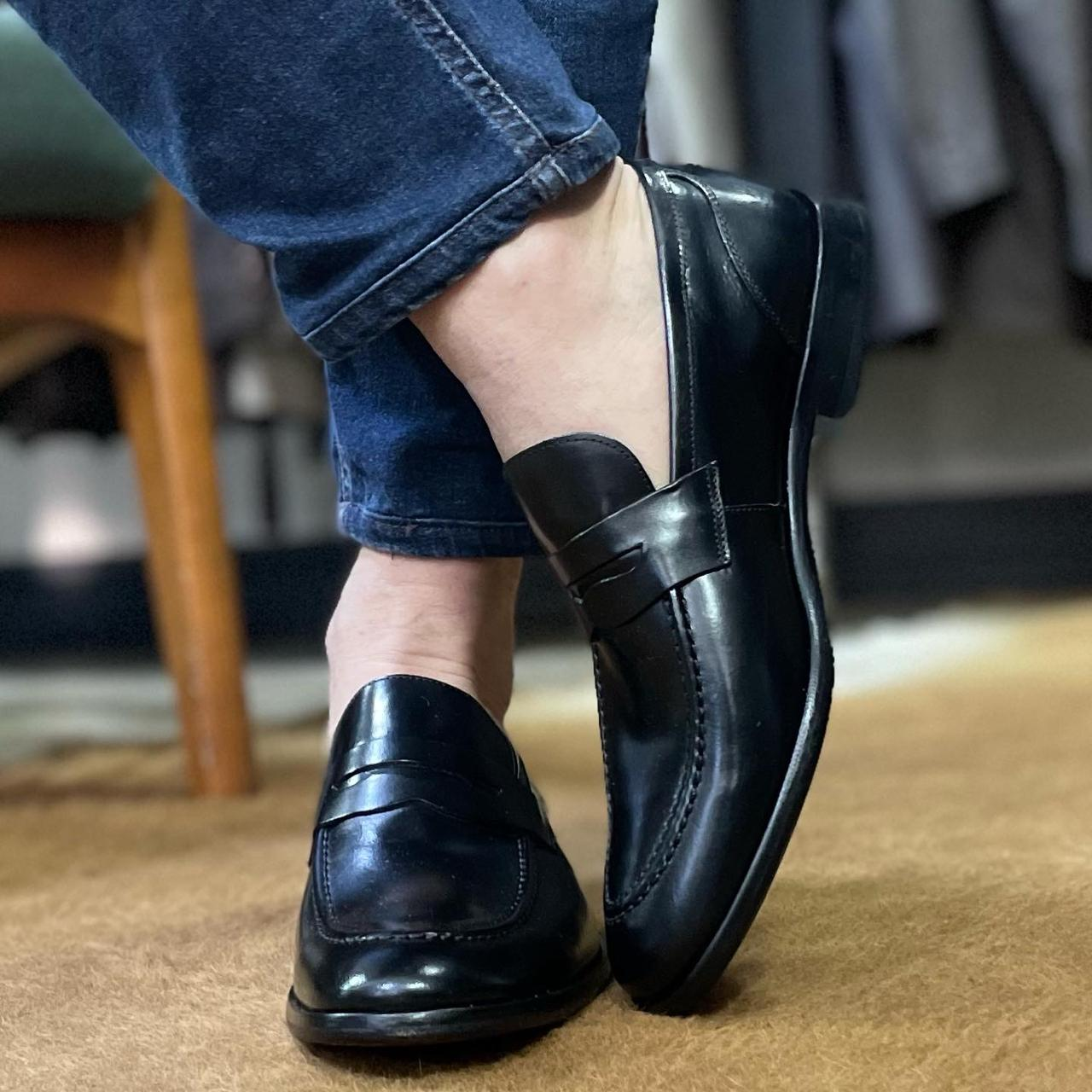 Mocassins pretos La Beca usados com calça jeans