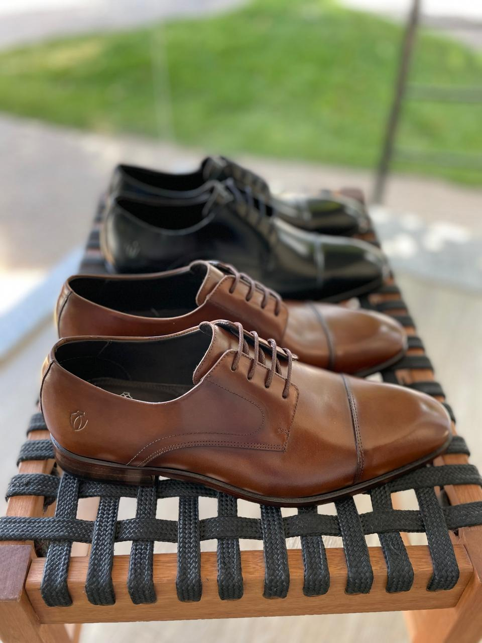 Sapatos sociais marrons La Beca em exposição
