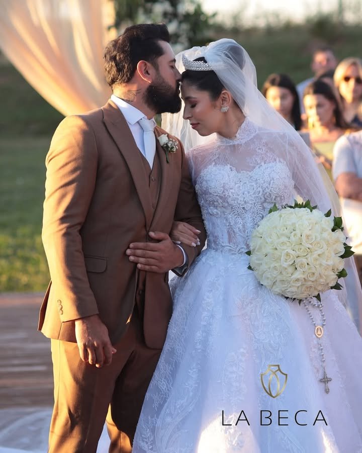 Casal de noivos com traje marrom