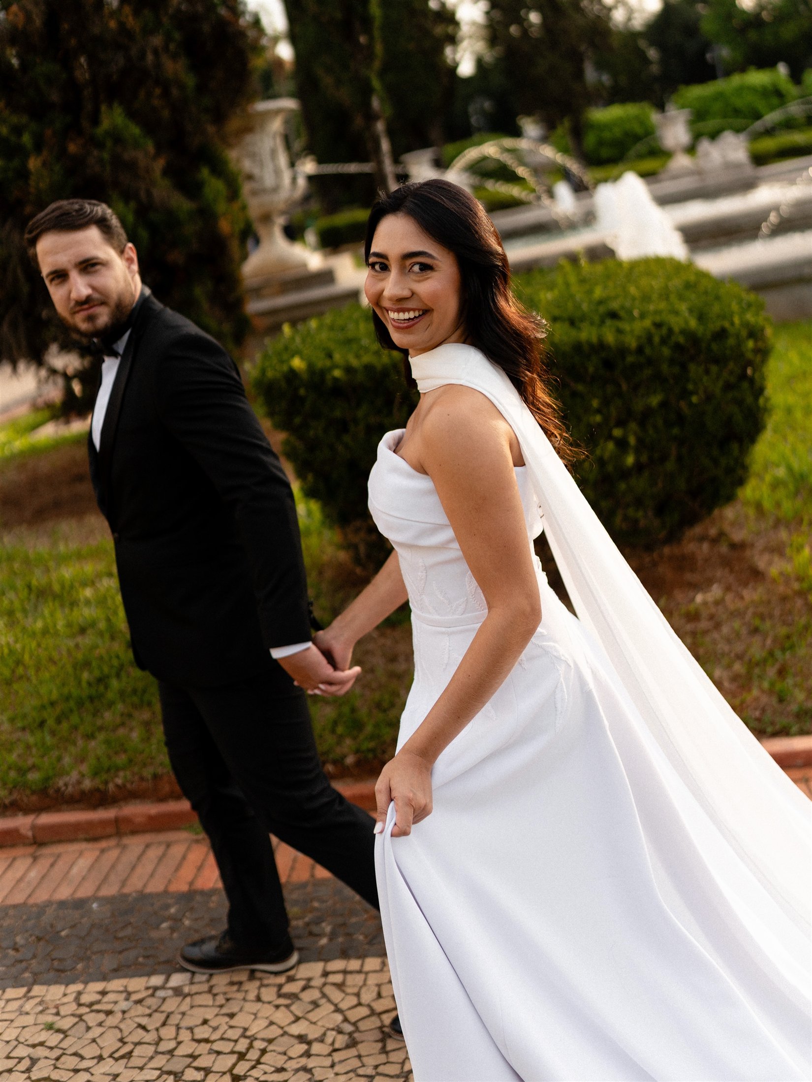Casal caminhando em cerimônia ao ar livre
