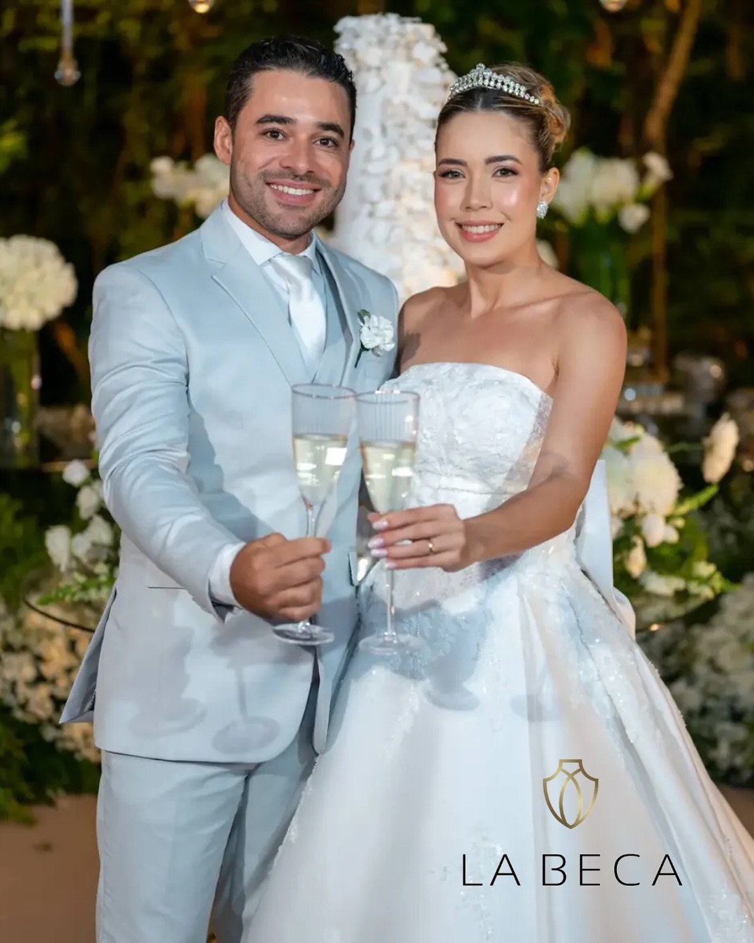 Casal de noivos com traje azul-claro