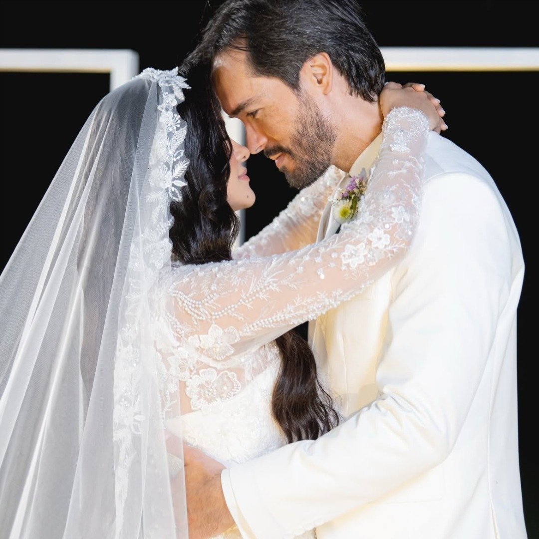 Casal de noivos com traje branco